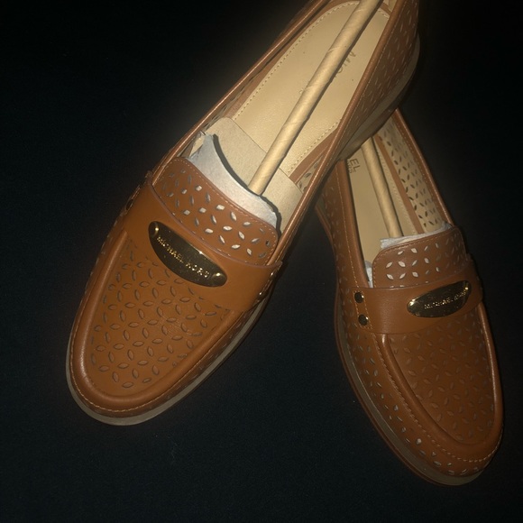 Beautiful brown Micheal Kors shoes ideal for work. - Picture 1 of 3